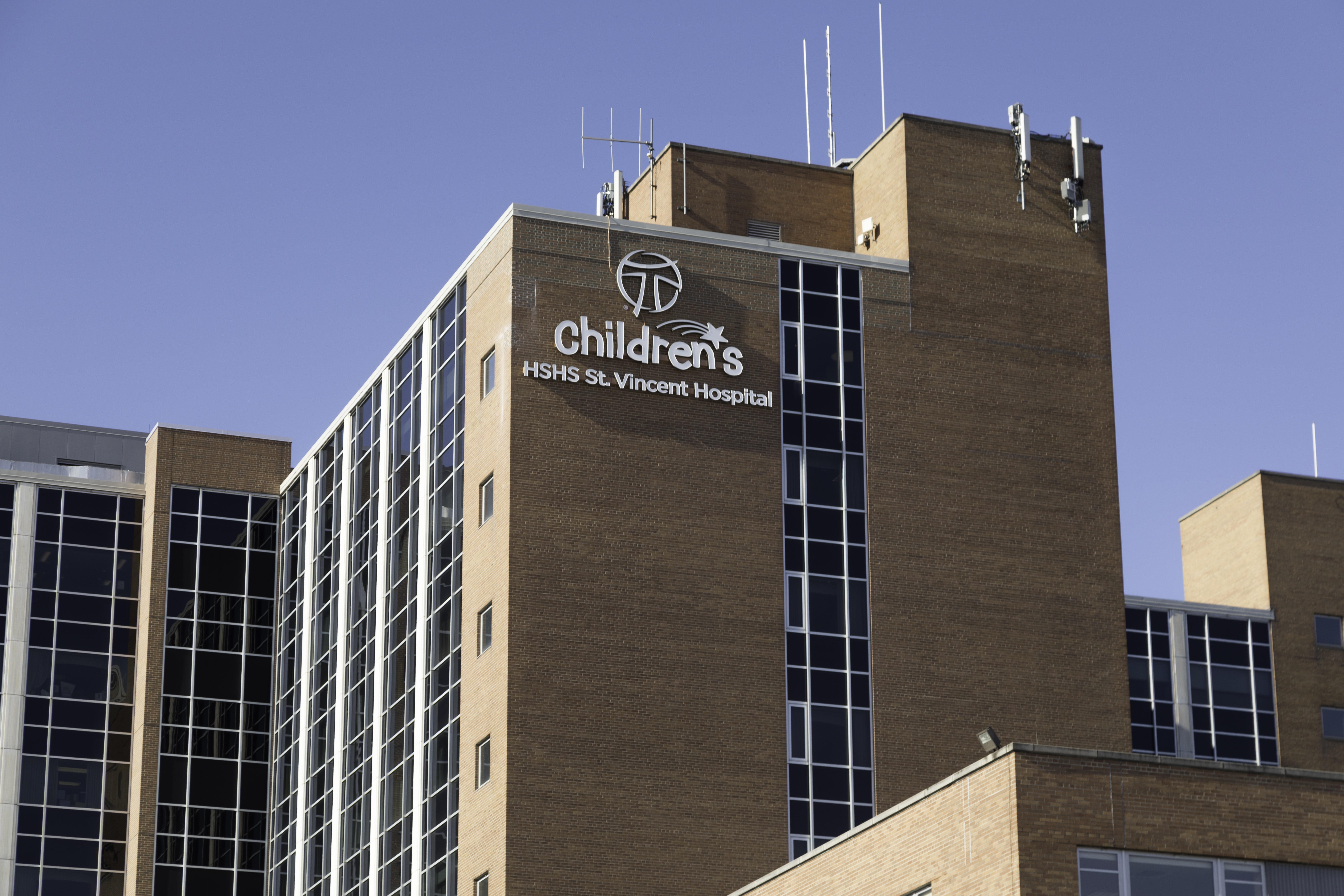 exterior of HSHS St. Vincent Hospital 
